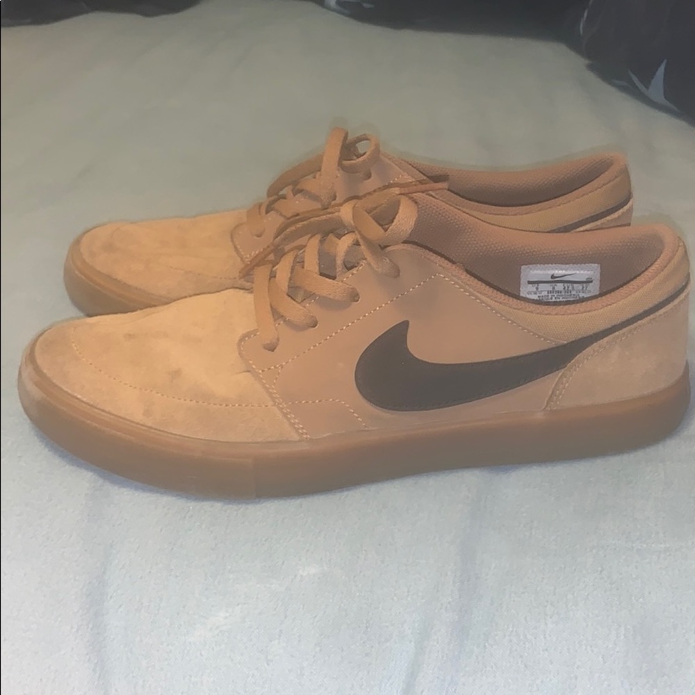 Men’s tan and black nike sb shoes